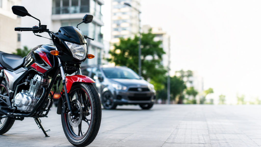 Motos 0km en Argentina: una moto nueva en la ciudad junto a un auto