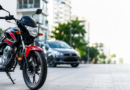 Motos 0km en Argentina: una moto nueva en la ciudad junto a un auto