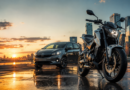 Autos y motos 0km en Argentina: una moto y un auto en la ciudad